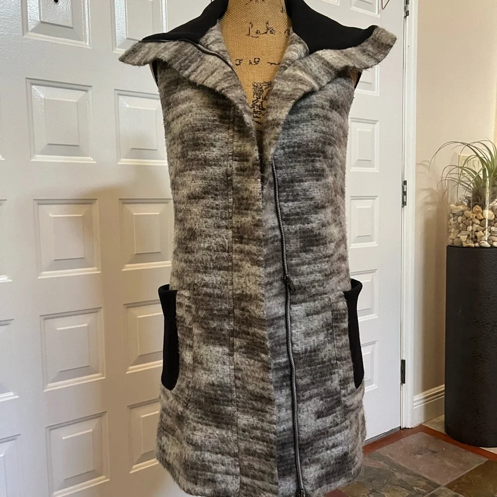 Misha Nonoo XS long vest sleeveless jacket black pockets and collar green gray